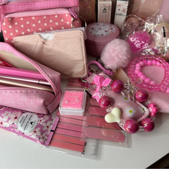 Pink Gift Set Accessory Collection - Picture 2 of 5